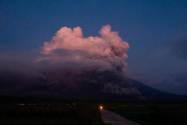 TOPSHOT - Mount Semeru spews smoke and ash in Lumajang on December 4, 2022. - AFPPIX