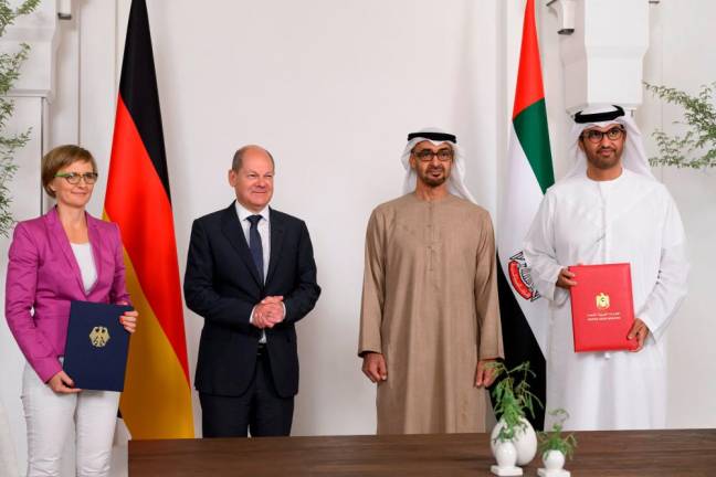 United Arab Emirates President Sheikh Mohamed bin Zayed Al-Nahyan, German Chancellor Olaf Scholz, Parliamentary State Secretary for Economic Affairs and Climate Action of Government of Germany Franziska Brantner and UAE Industry Minister Sultan Ahmed Al Jaber stand for a photograph in Abu Dhabi, United Arab Emirates/REUTERSPix