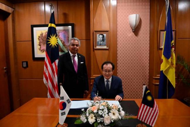 Dato’ Sri Amran Mohamed Zin, Ketua Setiausaha menerima kunjungan hormat perpisahan daripada TYT Lee Chi-Beom, Duta Besar Republik Korea ke Malaysia pada 30 September 2022/BERNAMAPix