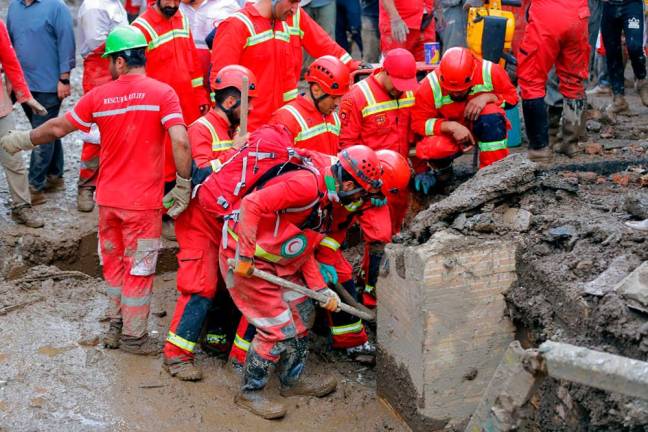 A handout picture provided by the Iranian Red Crescent (RCS) shows members of a rescue team working at the site of a flash flood in Emamzadeh Davoud, in the northwestern part of the capital Tehran/AFPPix