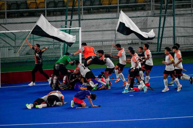 KUALA LUMPUR, 23 Sept -- The Pahang squad celebrating their win after defeating Johor during the 20th Malaysia Games (Sukma) Hockey finals at Bukit Jalil National Hockey Stadium with a score of 1-0 - BERNAMAPIX