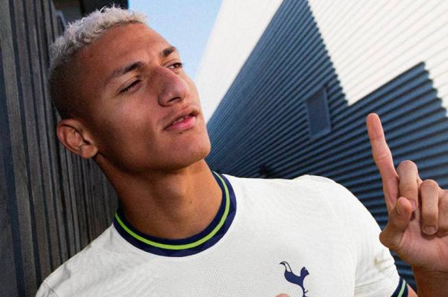 Official, confirmed. Richarlison joins Tottenham on a permanent deal for £60m fee to Everton, with add-ons included - club statement confirms. Credit: Twitter/@FabrizioRomano