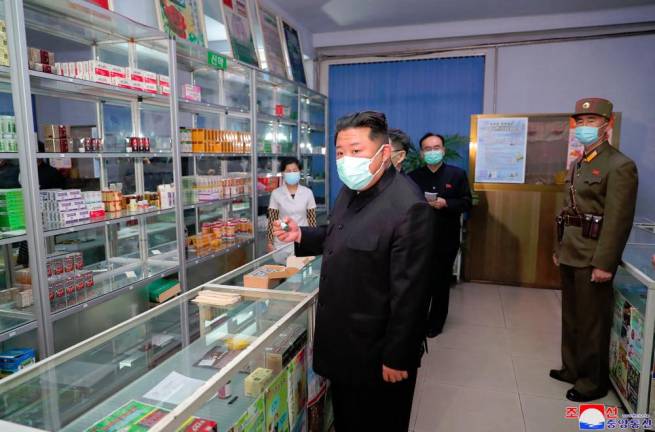 This picture taken on May 15, 2022 and released from North Korea’s official Korean Central News Agency (KCNA) on May 16 shows North Korean leader Kim Jong Un (C) inspecting a pharmacy in Pyongyang. - AFPpix