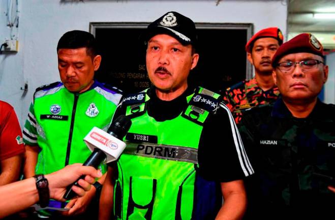 Perak police chief, Datuk Mohd Yusri Hassan Basri(C)/BERNAMAPix
