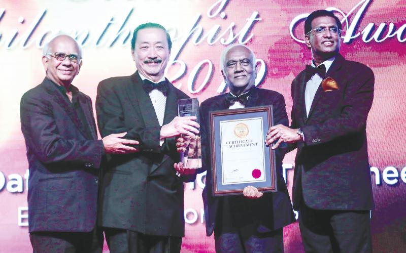 Berjaya Corporation Berhad founder Tan Sri Vincent Tan receives the award from Perdana Awards organising chairman Mathuraiveran Marimuthu (R) and MIEC adviser Tan Sri Ramon Navaratnam. On the left is MIEC adviser Datuk Bhupatrai M. Premji. – Sunpix by Ashraf Shamsul
