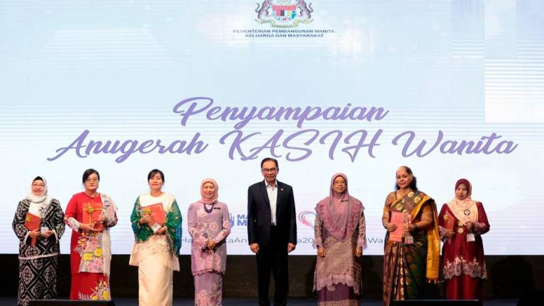 KUALA LUMPUR, 8 Mac -- Perdana Menteri Datuk Seri Anwar Ibrahim (empat, kanan) bergambar bersama lima penerima Anugerah Kasih pada sambutan Hari Wanita Antarabangsa 2023 di Dewan Perdana Felda hari ini. fotoBERNAMA