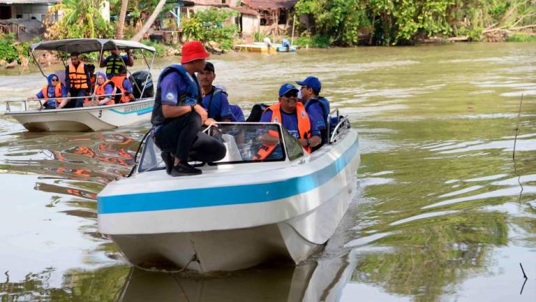 ALOR SETRAR, 21 March -- Kedah Menteri Besar Datuk Seri Muhammad Sanusi Md Nor (right) boarded a boat down the Kedah river at the World Water Day Celebration Ceremony in the Kedah River near Wisma Darul Aman today. BERNAMAPIX
