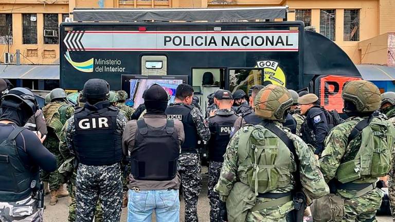 Handout picture released by SNAI showing security forces getting ready for an operation at the Guayas 1 prison complex in Guayaquil, Ecuador, on November 1, 2022. AFPPIX