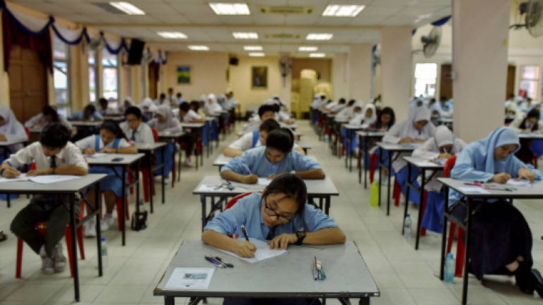 Govt needs stakeholders to reinstate English medium schools