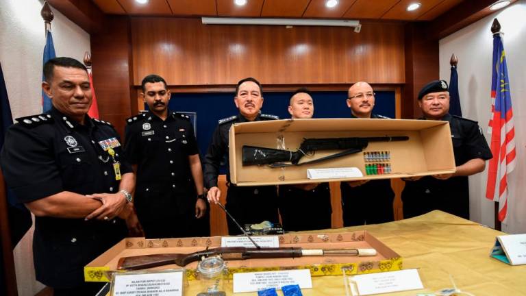 KOTA BHARU, Sept 30 -- Kelantan Police Chief Datuk Muhamad Zaki Harun (third, left) showing air rifles and shotguns that were successfully seized in two separate raids on palm oil plantations in Felda Ciku 2 Gua Musang and Gual Ipoh, Tanah Merah on the Special Screening Op throughout the state from 26 to 28 September last at a press conference at the Kelantan Police Contingent Headquarters (IPK) today. BERNAMAPIX