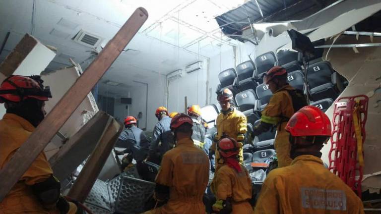 Handout picture provided by the official Twitter account of Sao Paulo fire department showing firefighters working inside a collapsed building in Itapecerica da Serra, Sao Paulo state, Brazil, on September 20, 2022. - AFPPIX
