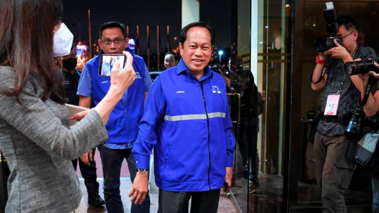 Setiausaha Agung Umno Datuk Seri Ahmad Maslan tiba di Menara Dato Onn, Pusat Dagangan Dunia Kuala Lumpur (WTCKL) untuk menunggu pengumuman rasmi Pilihan Raya Umum ke-15 (PRU15) pada Nov 19 2022 - BERNAMA