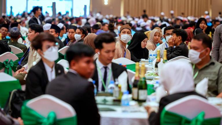 PHNOM PENH, 27 Mac -- 6,000 masyarakat Islam di Kemboja menyertai majlis makan malam berbuka puasa bersama Perdana Menteri Malaysia Datuk Seri Anwar Ibrahim diiringi Perdana Menteri Kemboja Hun Sen di Pusat Konvensyen dan Pameran Antarabangsa (CCIC) Chrroy Changvar hari ini. fotoBERNAMA