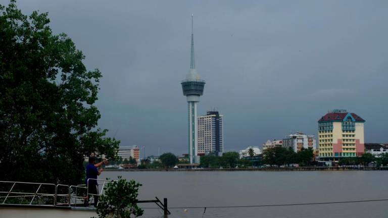 KUANTAN, Jan 28 - Cloudy and humid weather hit the Kuantan district throughout this week as the North East Monsoon season that hit the east coast has not yet ended. BERNAMAPIX