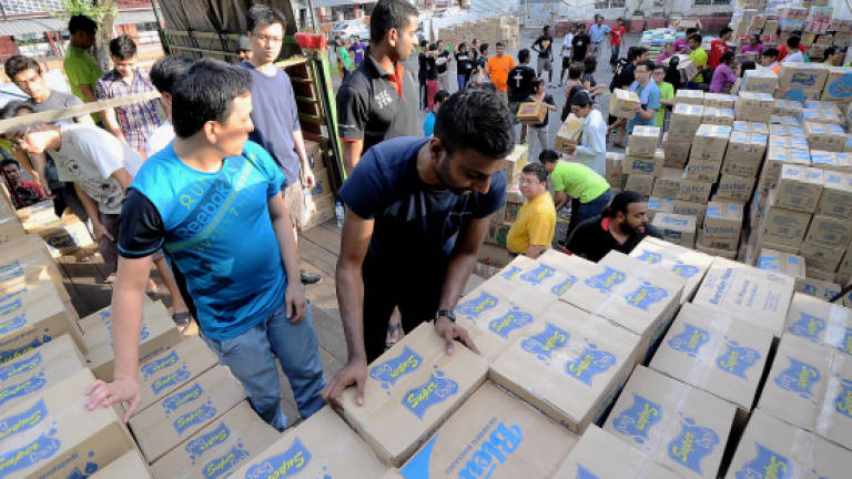 Foreigners join effort to help flood victims