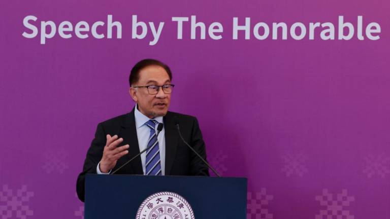 BEIJING, March 31 -- Prime Minister Datuk Seri Anwar Ibrahim delivers a speech at Tsinghua University, which is one of the most famous universities in China, today. BERNAMAPIX