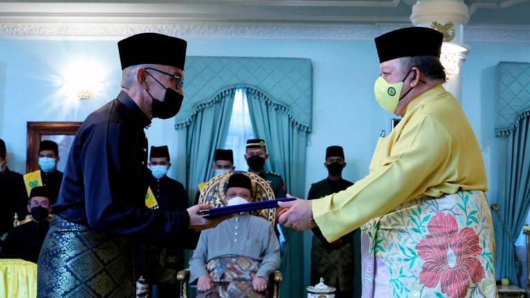 ARAU, Nov 22 -- The King of Perlis Tuanku Syed Sirajuddin Putra Jamalulail was pleased to bestow the certificate of appointment of the new Menteri Besar of Perlis to Sanglang State Assemblyman Mohd Shukri Ramli at the Inauguration and Swearing Ceremony of the Menteri Besar of Perlis at the Arau Palace today. BERNAMAPIX