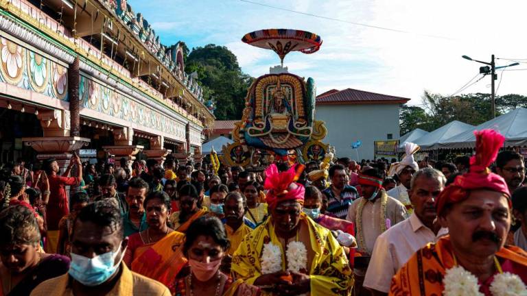 Penganut-penganut Hindu membawa kavadi ketika tinjauan sempena sambutan perayaan Thaipusam di Kuil Kallumal Arulmigu Subramania, Gunung Cheroh pada Feb 5 2023. - fotoBERNAMA