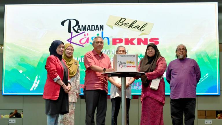 SHAH ALAM, 26 Mac -- Ketua Pegawai Korporat Perbadanan Kemajuan Negeri Selangor (PKNS) Idris Ishak (tiga, kiri) pada Program Bekal Ramadan Kasih PKNS di Ibu Pejabat PKNS, Seksyen 14 hari ini. - fotoBERNAMA