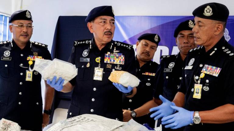 Ketua Polis Kelantan Datuk Muhamad Zaki Harun (dua, kiri) bersama pegawai dan anggotanya menunjukkan rampasan dadah disyaki syabu pada sidang media Ibu Pejabat Polis Daerah (IPD) Kuala Krai pada Dis 3 2022. - BERNAMA