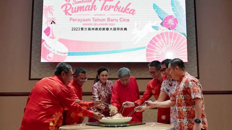 Timbalan Menteri Belia dan Sukan Adam Adli Abdul Halim (tiga, kanan) memotong kek bersama tetamu jemputan yang lain sebagai simbolik sambutan Tahun Baharu Cina 2023 Dewan Undangan Negeri (DUN) Kesidang di sini pada Jan 28 2023. - fotoBERNAMA