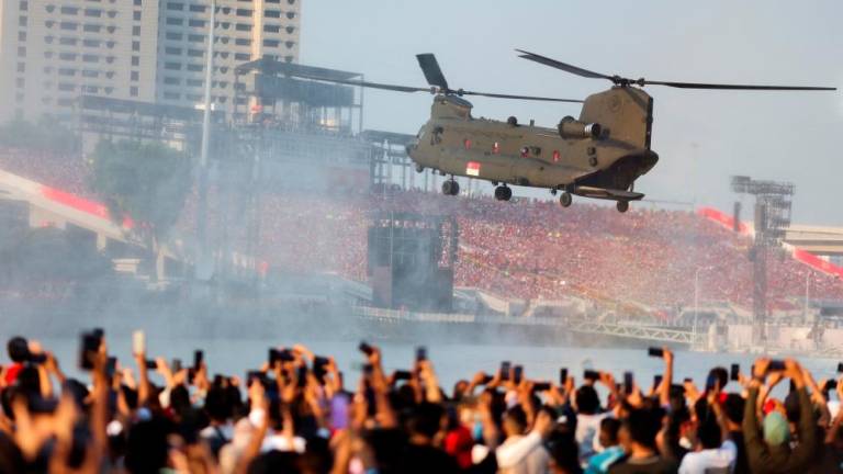 Helikopter CH-47 Chinook Tentera Udara Singapura (RSAF) membuat persembahan di atas Marina Bay semasa sambutan Hari Kebangsaan di Singapura 9 Ogos 2022. REUTERSpix