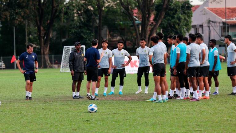 KUALA LUMPUR, 28 Nov -- Skuad bola sepak B-23 kebangsaan kendalian Jurulatih E. Elavarasan pada sesi latihan di Padang Kompleks Sukan PKNS, Kelana Jaya hari ini. fotoBERNAMA