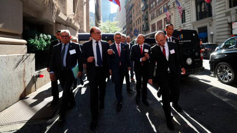 NEW YORK, 22 Sept -- Perdana Menteri Datuk Seri Anwar Ibrahim berjalan kaki dari tempat penginapan ke majlis Invest Malaysia. fotoBERNAMA