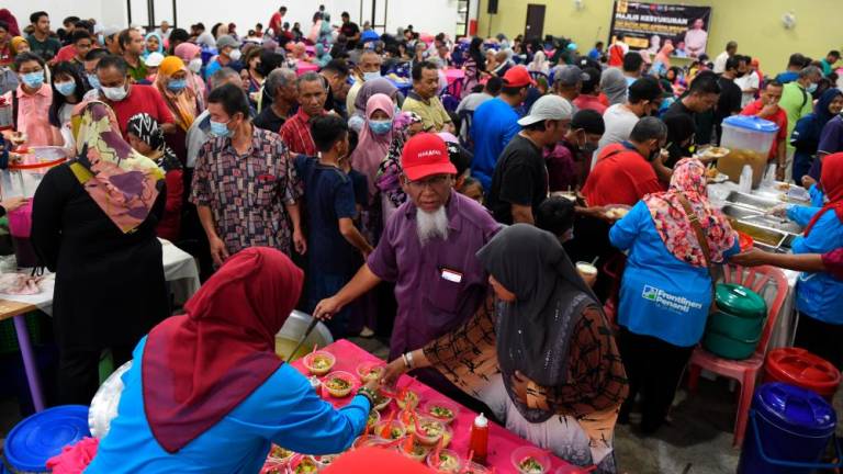 BUKIT MERTAJAM, Nov 28 -- People eat food prepared while attending the thanksgiving ceremony in conjunction with the appointment of Datuk Seri Anwar Ibrahim as the 10th Prime Minister today. BERNAMAPIX