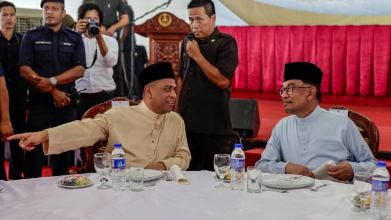 Perdana Menteri Datuk Seri Anwar Ibrahim (kanan) dan Menteri Besar Perak Datuk Seri Saarani Mohamad ketika menghadiri majlis Kenduri Rakyat di Masjid Muhammad Al-Fateh, Taman Jati pada Dis 2 2022 - BERNAMA