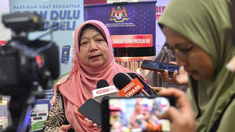 Pengarah Kesihatan Negeri, Datuk Dr Kasemani Embong bercakap kepada media pada Program Gerak Gempur Cakna Tahun 2023 di sebuah pusat pasaraya Kuala Terengganu pada Feb 5 2023. - fotoBERNAMA