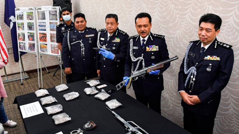 Ketua Polis Perak Datuk Mohd Yusri Hasan Basri (dua, kanan) menunjukkan senapang angin yang dirampas pada sidang media kejayaan Op Tapis Khas di Ibu Pejabat Kontinjen Perak hari ini. - fotoBERNAMA