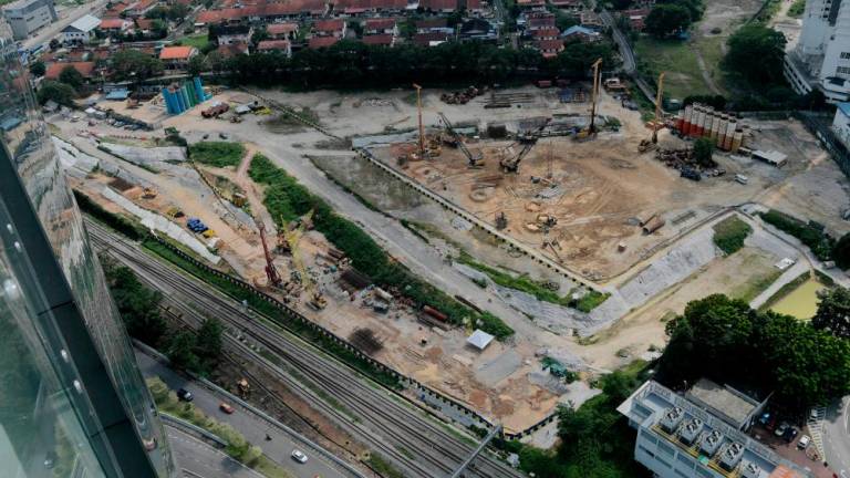 JOHOR BAHRU, 18 Mei -- Projek Sistem Transit Rapid (RTS) Link Johor Bahru-Singapura yang sedang rancak pembinaanya dapat dilihat jelas pemandangannya dari Skyscape yang terletak ditingkat 34 Menara Jland ketika tinjauan hari ini. fotoBERNAMA