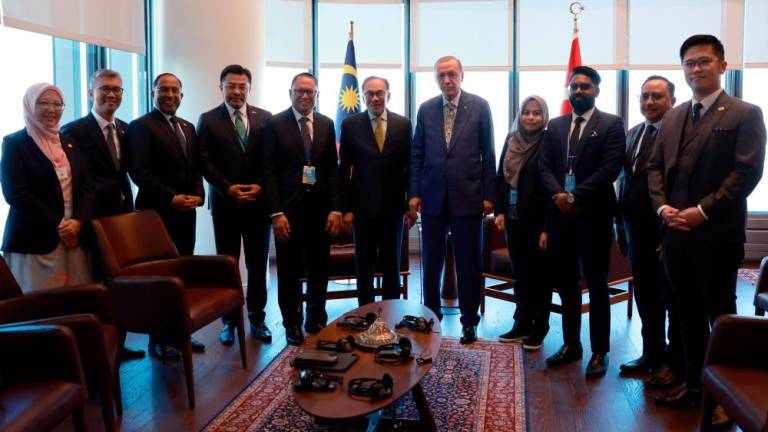 Anwar (sixth from left) and Erdogan (seventh from left) with the Malaysian delegation during their meeting in New York. – Bernamapic
