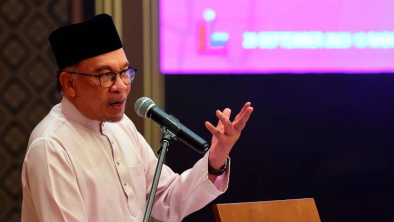 PUTRAJAYA, 29 Sept -- Perdana Menteri Datuk Seri Anwar Ibrahim berucap pada Majlis Ilmu MADANI dan Sesi Dialog Perdana Menteri bersama pegawai hal ehwal islam Jabatan Kemajuan Islam Malaysia (JAKIM) di Kompleks Seri Perdana malam tadi. fotoBERNAMA