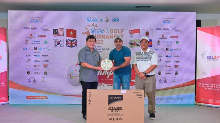The first place winner is Mohd Hisham Abdullah (centre) for the 4th Tourism Selangor Golf Tournament together with Hee Loy Sian and Tourism Selangor CEO Azrul Shah Mohamad