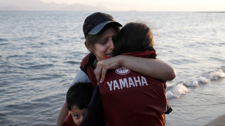 Thousands of Syrians ferried to Greek mainland as islands despair