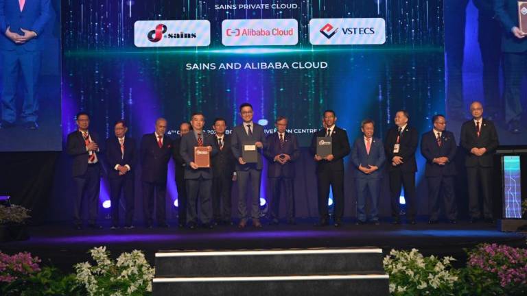 From left: VSTECS CEO JH Soong, Kun Huang, and Busiai Seman exchanged MoA documents at the 27th World Congress on Innovation and Technology (WCIT) witnessed by the Sarawak Premier Tan Sri Abang Johari Openg, Penang Chief Minister Chow Kon Yeow and invited guests.