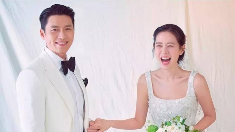 Hyun Bin (left) and Son Ye-jin pictured on their wedding day. – Soompi