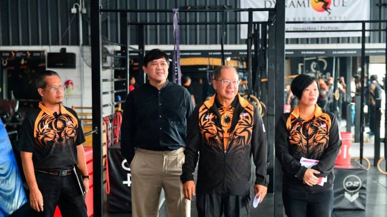 Head of the national contingent to the Cambodia Sea Games 2023, YBhg. Datuk Mohd Nasir Ali (2 from right) today held a visit and meeting with athletes and coaches of obstacle race in Petaling Jaya. Pix credit: Facebook/Majlis Sukan Negara