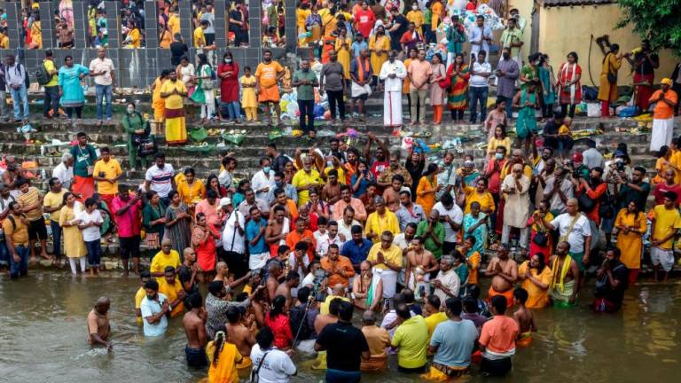 Penganut-penganut Hindu melakukan upacara keagamaan sebelum berarak ke Kuil Sri Subramaniar Swamy Batu Caves sempena perayaan Thaipusam./FOTOBERNAMA