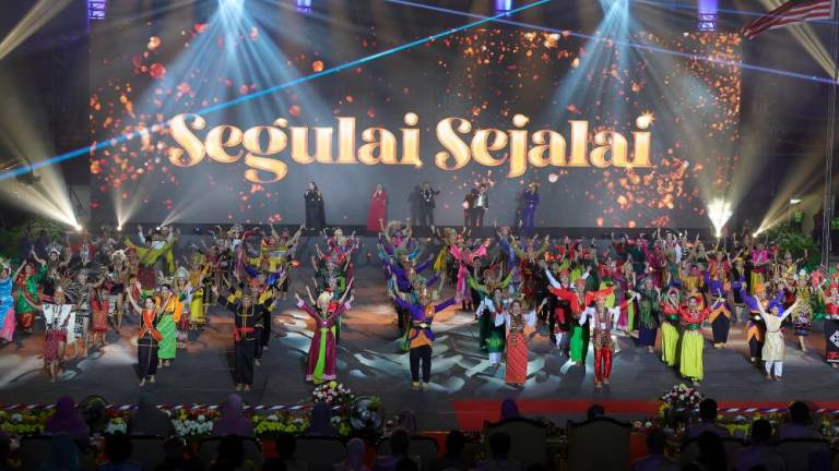 Participants representing Peninsular Malaysia, Sabah and Sarawak dance to Segulai Sejalai (Together in Unity in the Iban language), the theme song for this year’s Malaysia Day celebrations, at Stadium Perpaduan in Kuching on Saturday night. – BERNAMAPIC