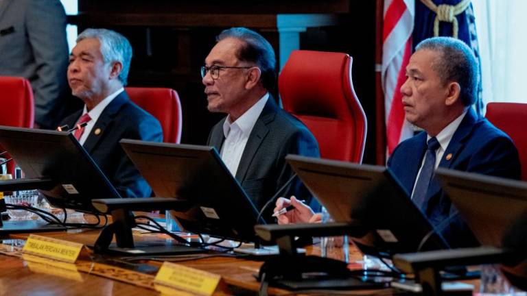 PUTRAJAYA, 5 Dis -- Perdana Menteri Datuk Seri Anwar Ibrahim hari ini mempengerusikan mesyuarat khas Kabinet Kerajaan Perpaduan di Perdana Putra di sini.Turut hadir kedua-dua Timbalan Perdana Menteri Datuk Seri Dr Ahmad Zahid Hamidi dan Datuk Seri Fadillah Yusof.--fotoBERNAMA (2022) HAK CIPTA TERPELIHARA