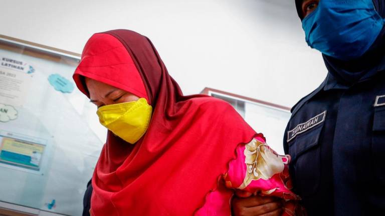 MALACCA, Feb 1 -- A single mother wept and bowed in gratitude when she escaped the hanging after the Melaka High Court acquitted her of two charges of trafficking various types of drugs weighing 1.6 KG. BERNAMAPIX
