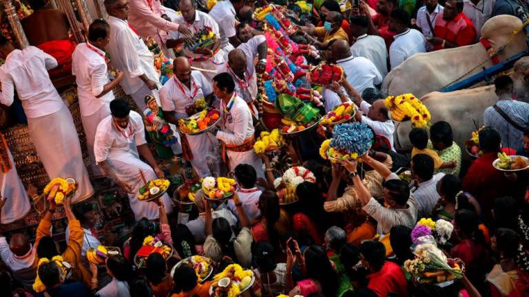 GEORGE TOWN, Feb 4 -- Hindu devotees were seen carrying trays filled with fruits, coconut seeds and flower petals as a sign of paying vows during the silver cart procession at Lebuh Chulia today. BERNAMAPIX