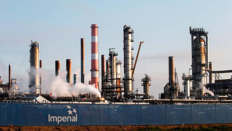 View of the Imperial Strathcona Refinery near Edmonton, Canada, which produces petrochemicals. – Reuterspic