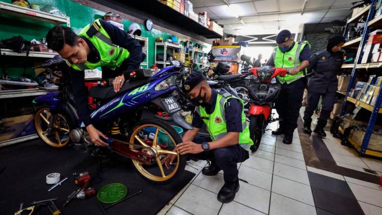 GEORGE TOWN, 2 Feb -- Anggota Jabatan Pengangkutan Jalan (JPJ) Pulau Pinang melakukan pemeriksaan motosikal ketika menjalankan Ops Bengkel di sebuah bengkel motosikal hari ini. fotoBERNAMA