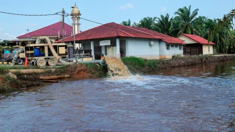 Pihak Jabatan Pengairan dan Saliran (JPS) meletakkan pam air bergerak di Kampung Parit Aton susulan daerah Batu Pahat mengalami banjir termenung ketika tinjauan hari ini/fotoBERNAMA