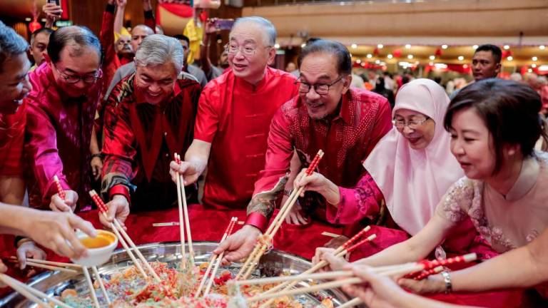 Perdana Menteri Datuk Seri Anwar Ibrahim (tiga, kanan) bersama isteri Datuk Seri Dr Wan Azizah Wan Ismail (dua, kanan) menggaul Yee Sang pada Majlis Sambutan Rumah Terbuka Tahun Baharu Cina anjuran MCA di Wisma MCA, Jalan Ampang pada Jan 22 2023. - fotoBERNAMA