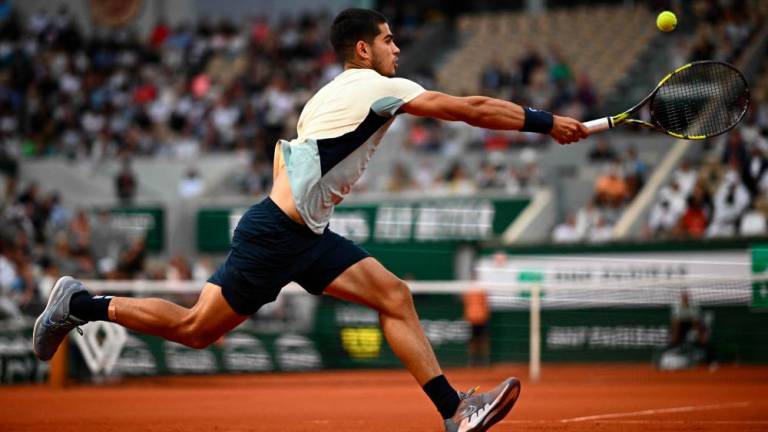 Spain's Carlos Alcaraz returns to Argentine's Juan Ignacio Londero during their men's singles match on day one of the Roland-Garros Open tennis tournament at the Court Philippe-Chatrier in Paris on May 22, 2022. AFPPIX